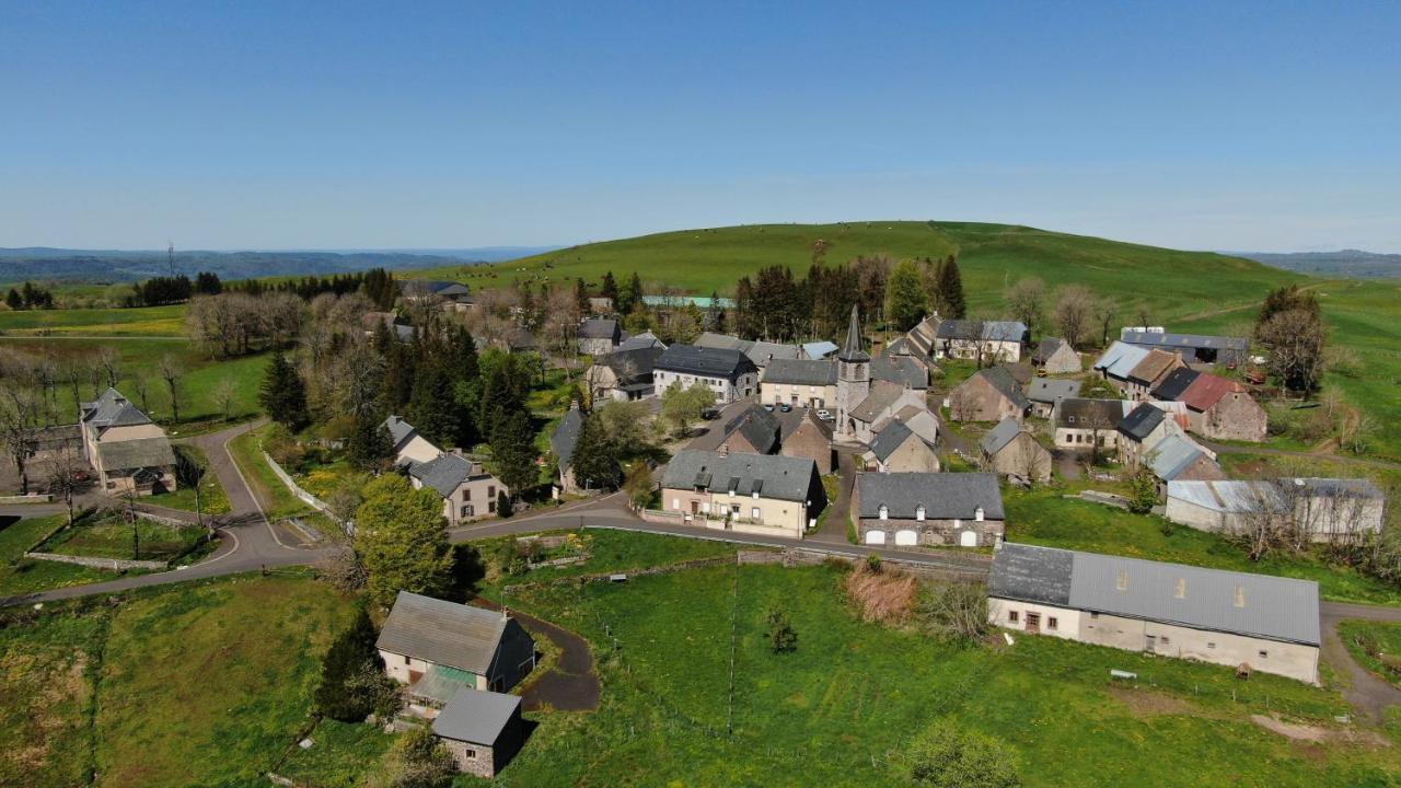 Auberge Du Cezallier Montgreleix Bagian luar foto